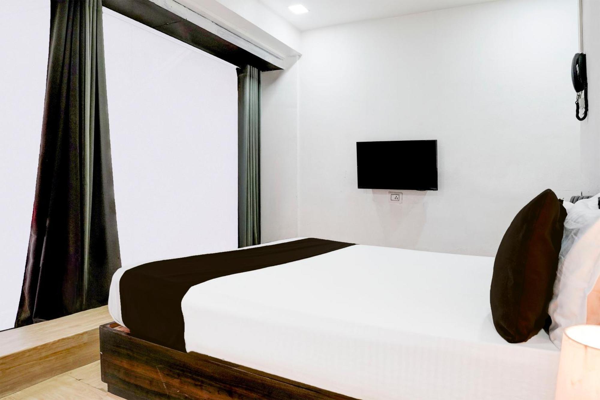 Super Hotel O Vip Road Formerly Hotel Lotus Surat Buitenkant foto