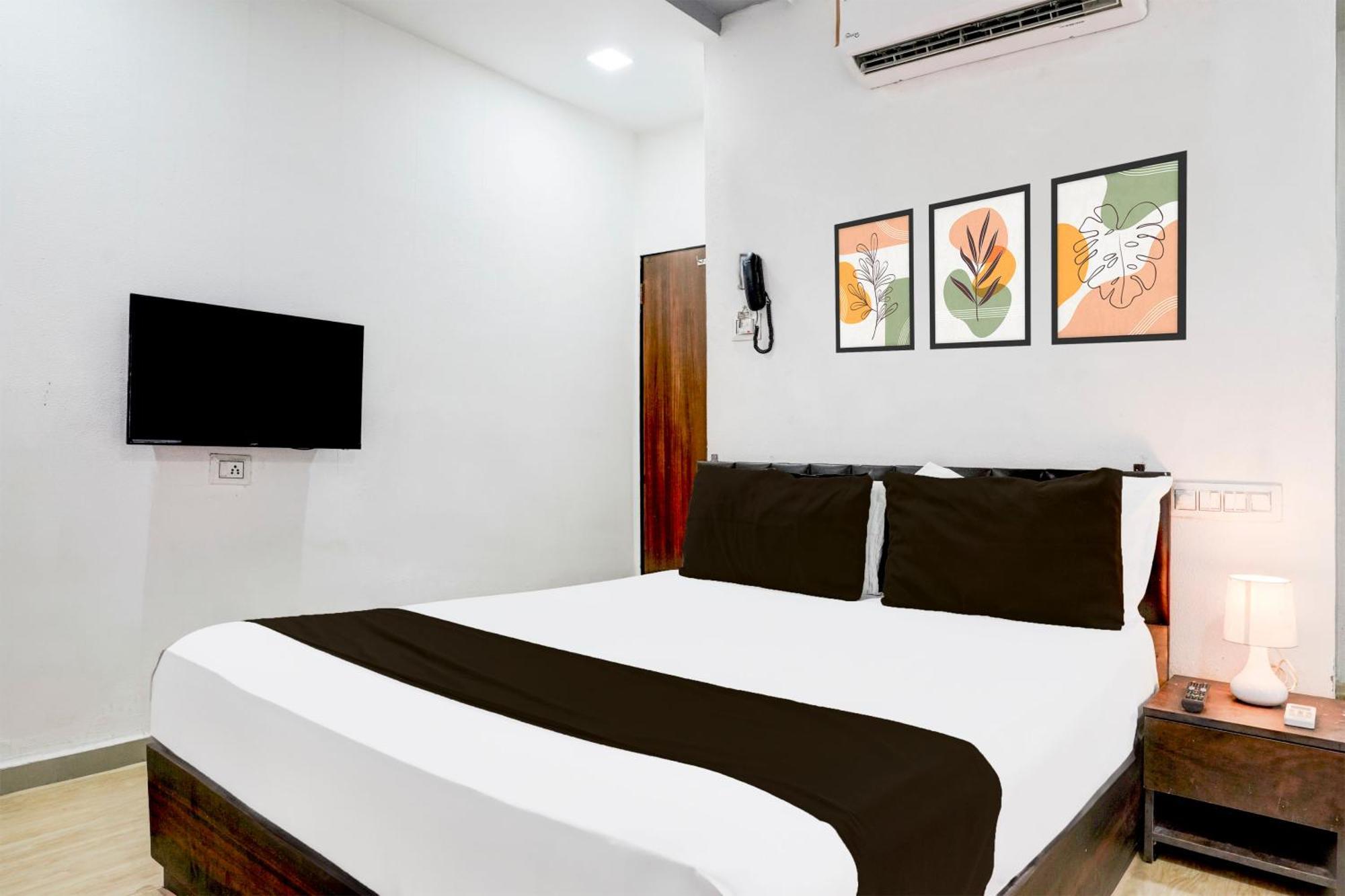 Super Hotel O Vip Road Formerly Hotel Lotus Surat Buitenkant foto