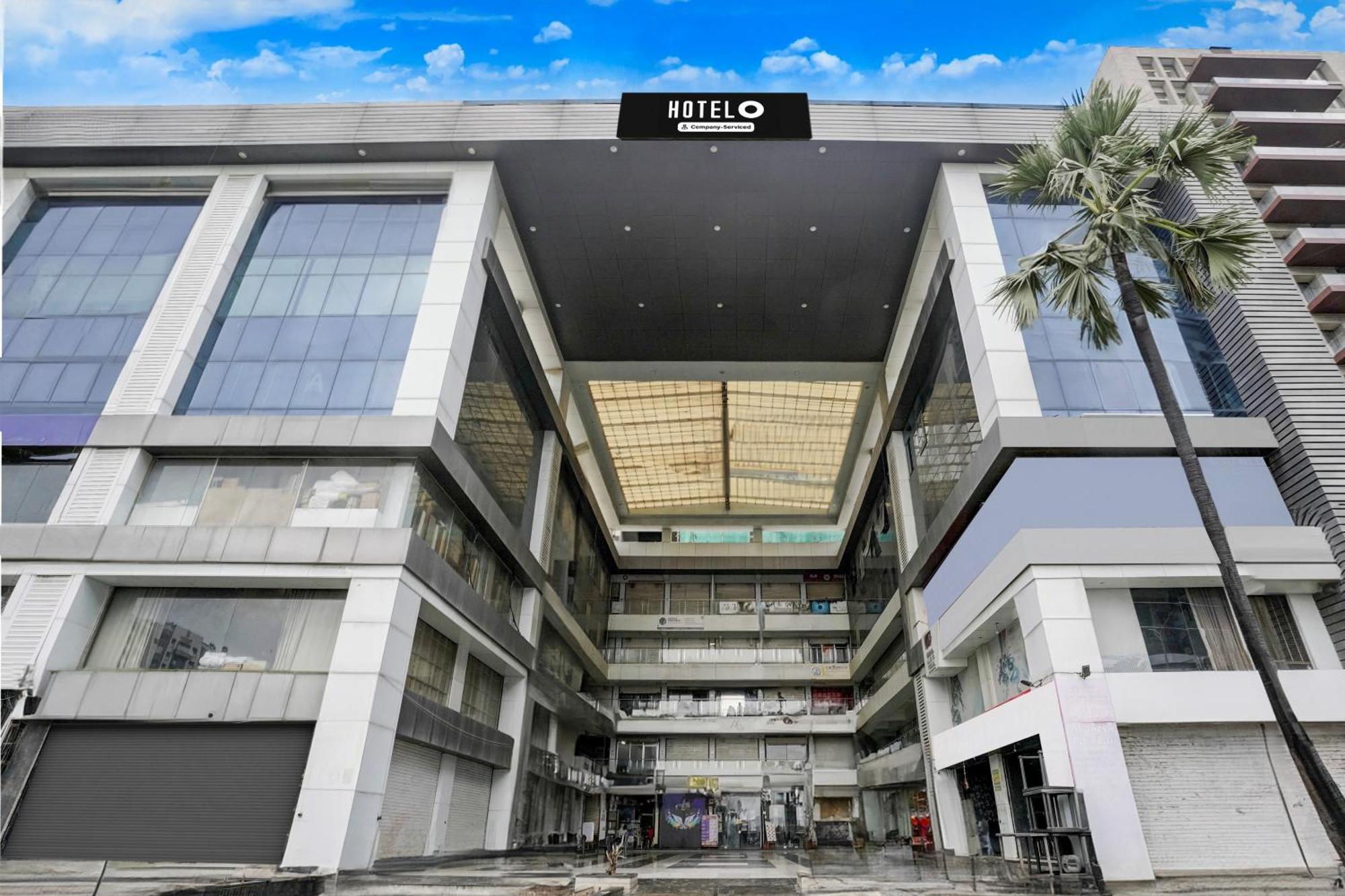 Super Hotel O Vip Road Formerly Hotel Lotus Surat Buitenkant foto