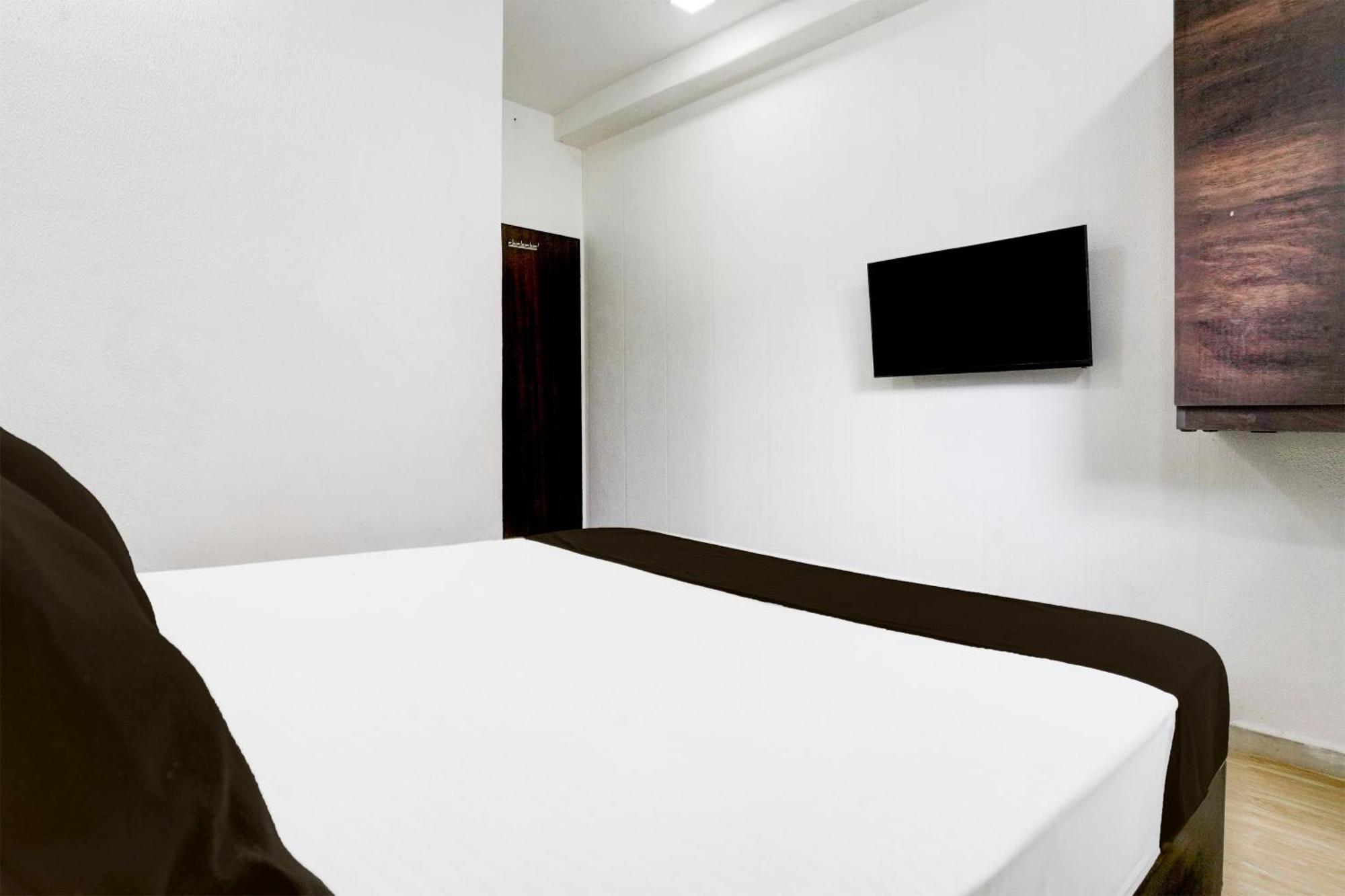 Super Hotel O Vip Road Formerly Hotel Lotus Surat Buitenkant foto